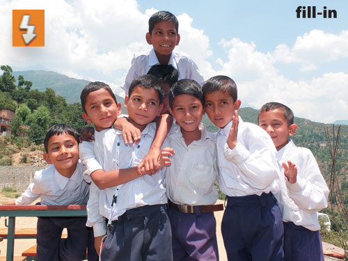  W kompaktach najcz�ciej mo�emy wybra� jedn� z&nbsp;czterech funkcji wyzwalania lampy b�yskowej: auto &ndash; lampa w��cza si� automatycznie, gdy mamy niewystarczaj�ce warunki o�wietleniowe), fill-in (lampa w��czona na&nbsp;sta�e, tak zwany b�ysk wymuszony, maj�cy na&nbsp;celu roz�wietlenie pierwszego planu zdj�ciowego; przyk�ad zastosowania tego trybu przedstawiaj� powy�sze zdj�cia), synchronizacja z&nbsp;d�ugimi czasami otwarcia migawki (aparat dobiera d�ugi czas na�wietlania w&nbsp;celu rejestracji t�a przy fotografowaniu w&nbsp;nocy, a&nbsp;nast�pnie wyzwala b�ysk do�wietlaj�cy przedni plan), lampa wy��czona.